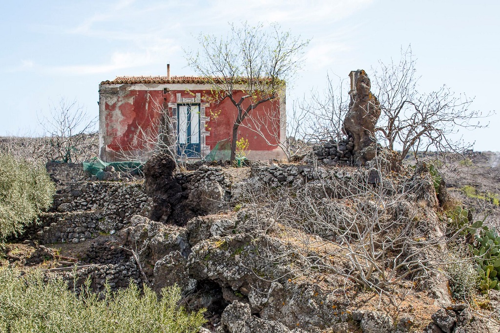 La nature pétrifiée : campagne aux alentours de Bronte. Province de Catane, 31 mars 2015. - ©Massimo Siragusa/Agence Vu'