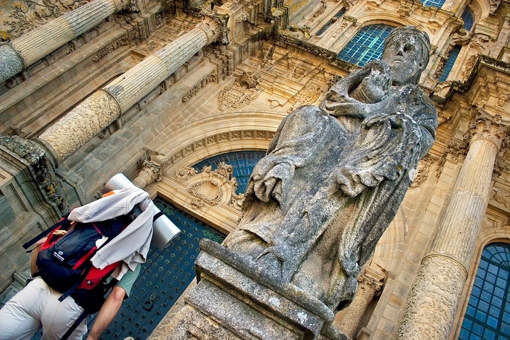 Un pèlerin arrivant à la cathédrale de Saint-Jacques-de-Compostelle, Espagne