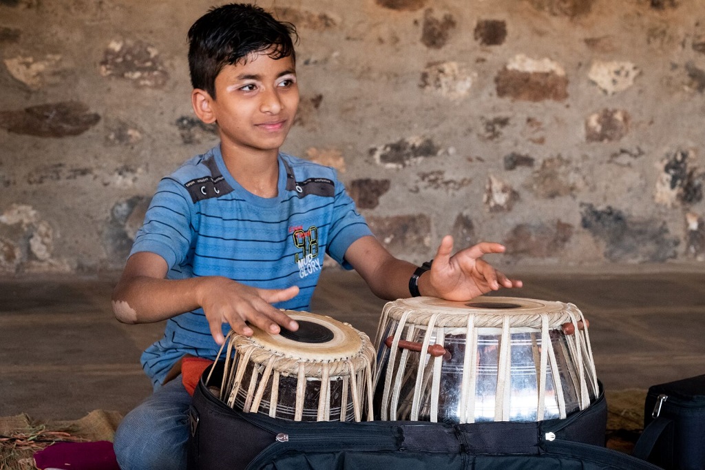 Attentif aux enseignements de son professeur, Manikanta, 13 ans, apprend avec plaisir. - ©Luc Mercure