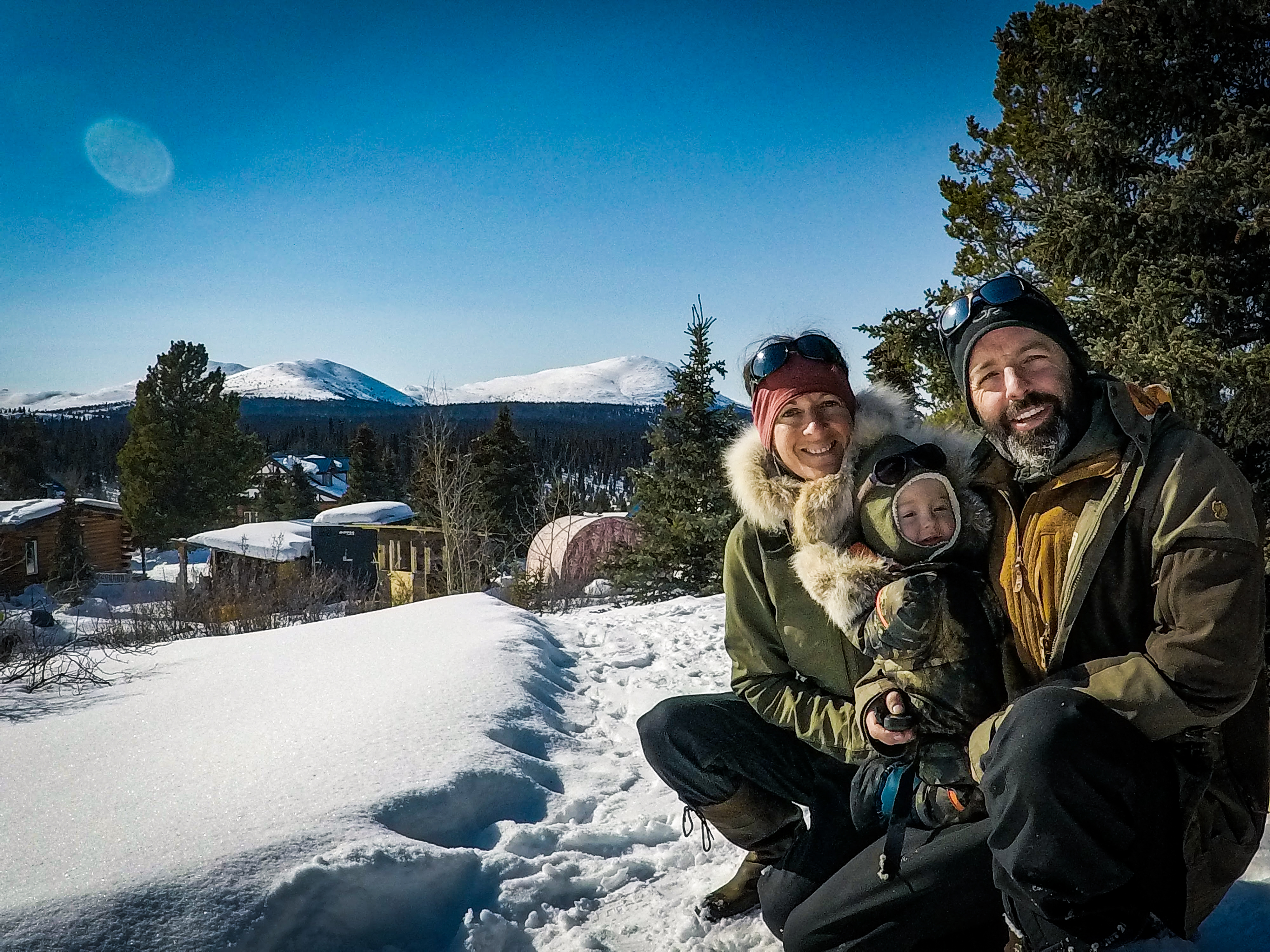 Raphaelle, Fabien et Rose vivent à quelques kilomètres de Whitehorse, près de Fish Lake © The Call of the Yukon