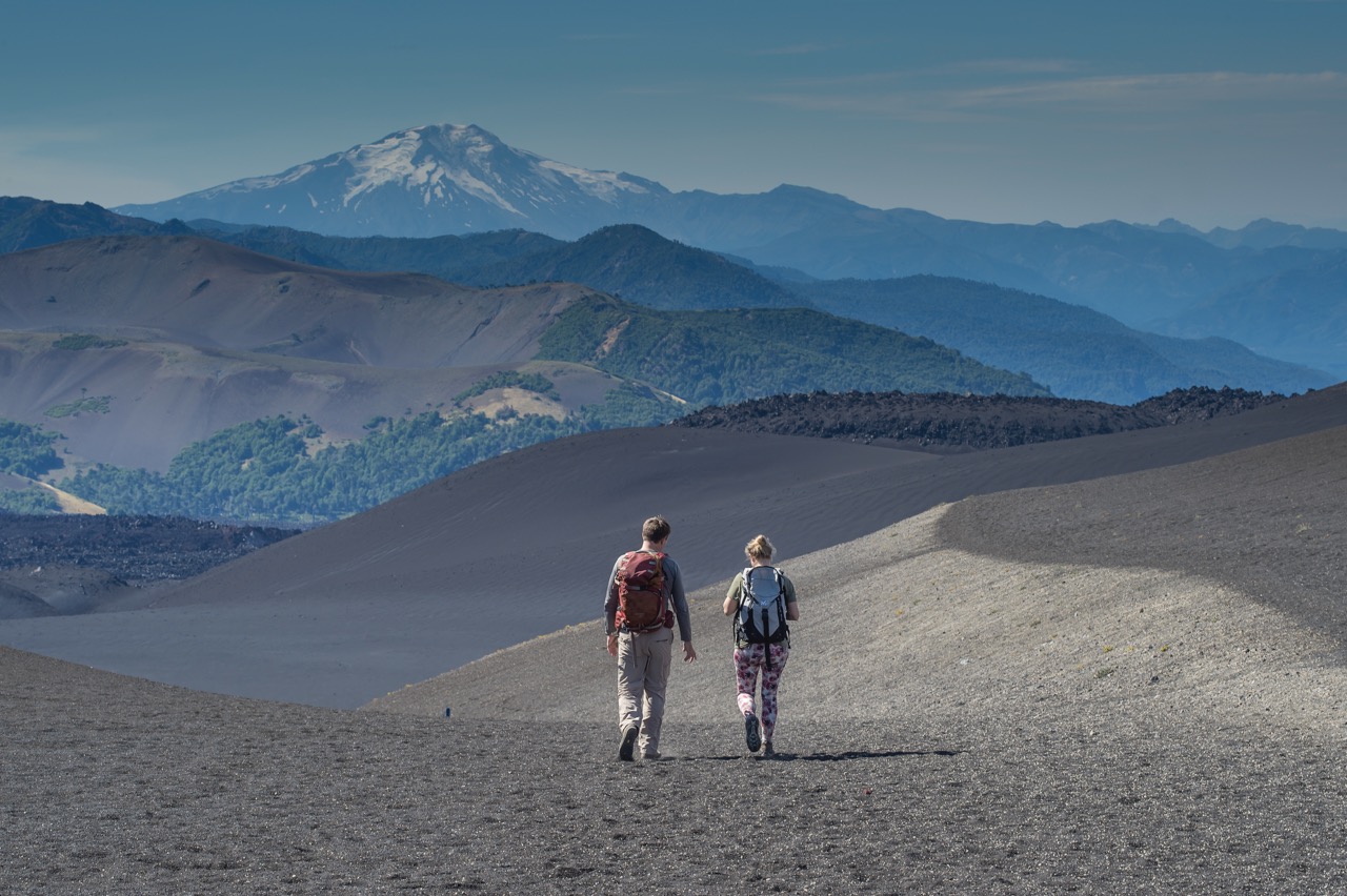 Direction le cratère Navidad sur les flancs du volcan Lonquimay. Au fond, le volcan Llaima. Parc national Conguillío - ©Christophe Migeon