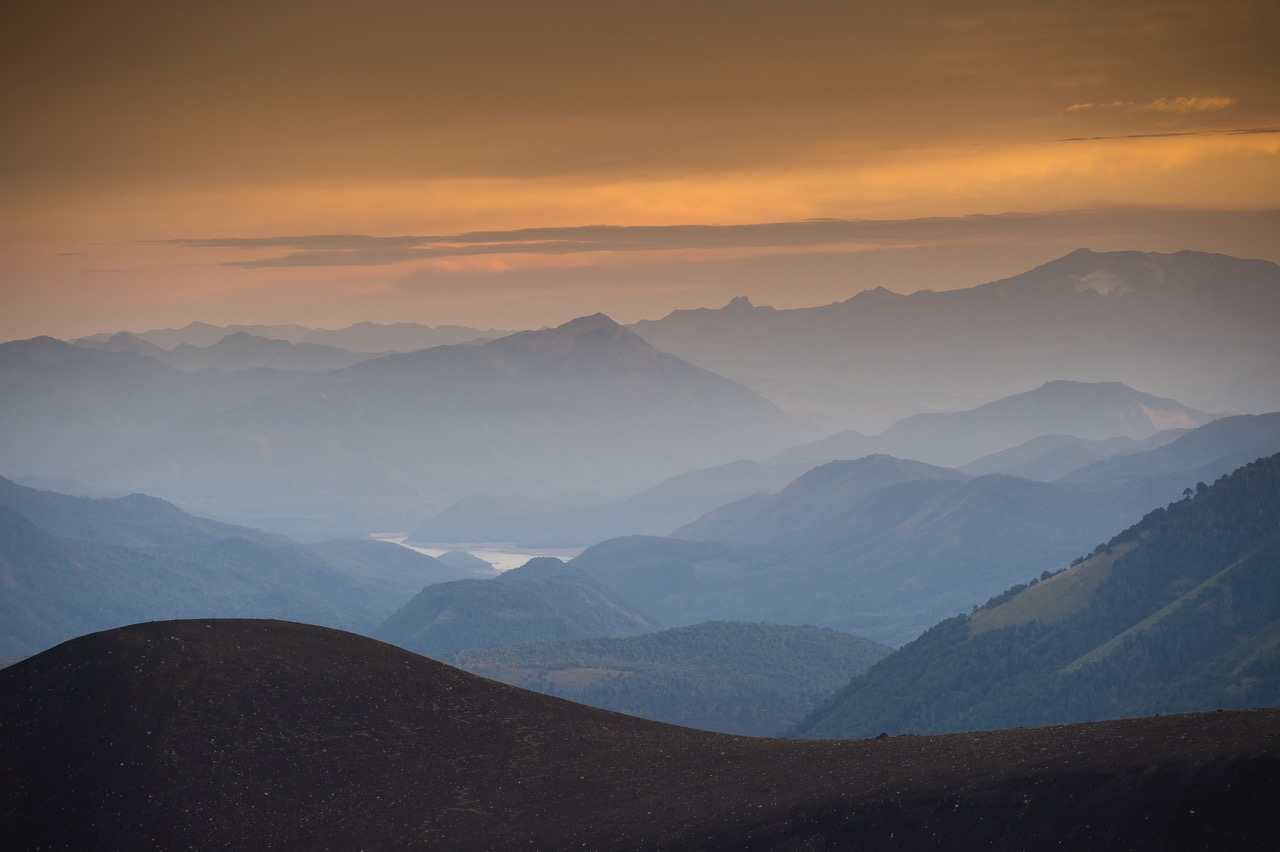 Au petit jour, montagnes et volcans d'Araucanie depuis le volcan Lonquimay - ©Christophe Migeon