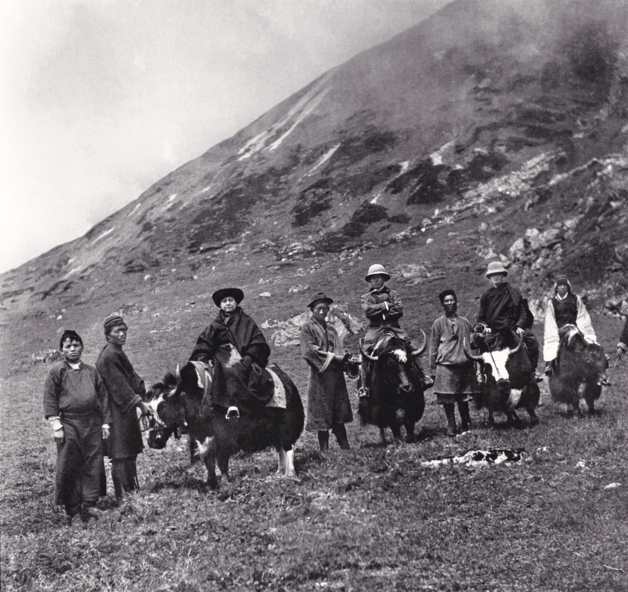 A. David-Neel sur un yak entourée d’accompagnateurs, de Yongden et du maharajah du Sikkim Sidkéong Tulku Namgyal - ©Archives Maison Alexandra David-Neel, Ville de Digne-les-bains
