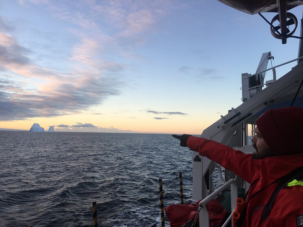 Au loin, les premiers icebergs que nous croisons enfin - ©Aymeric Labiche