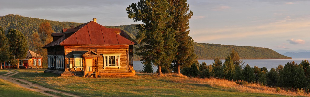 Village de Davsha. Situé sur les rives de la baie Davsha. Au loin, on voit le cap Valukan. Au premier plan se trouve le musée de la réserve naturelle. - ©Sergey Shitikov