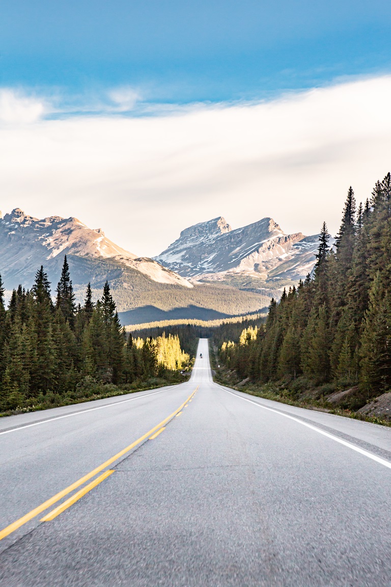 ICEFIELDS PARKWAY :  UNE ROUTE MYTHIQUE La promenade des glaciers,  ou Highway 93, relie les villes de Banff et de Jasper :  230 kilomètres d’une extra- ordinaire beauté - ©Wild Birds Collective