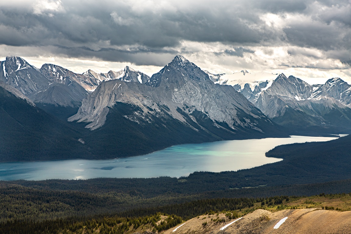 LE LAC MALIGNE PERCHÉ  À 1 670 MÈTRES D’ALTITUDE À 44 kilomètres de Jasper,  au bout de la route : le lac Maligne cerclé de montagnes. Ici, deux options pour savourer le paysage :  randonner ou naviguer - ©Wild Birds Collective