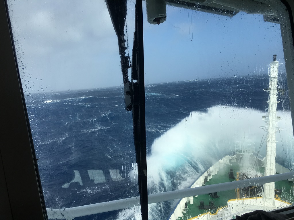 Le bateau en pleine houle - ©Aymeric Labiche