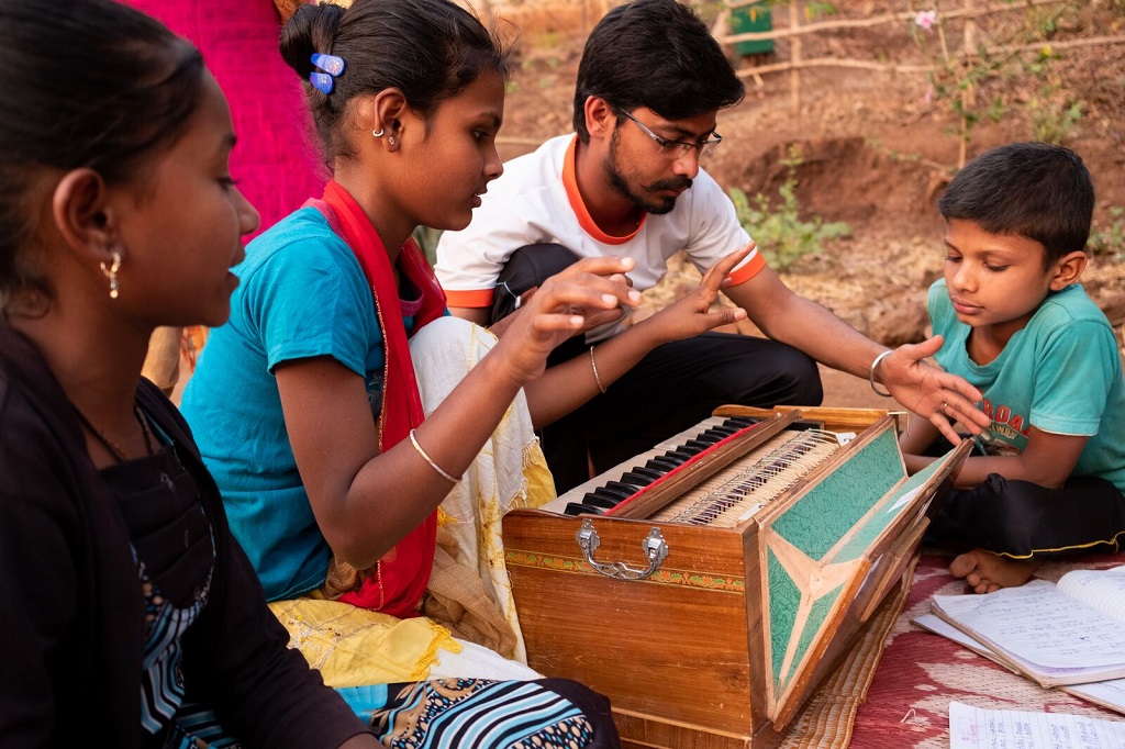 Élèves et professeur réunis autour d’un harmonium indien. - ©Luc Mercure