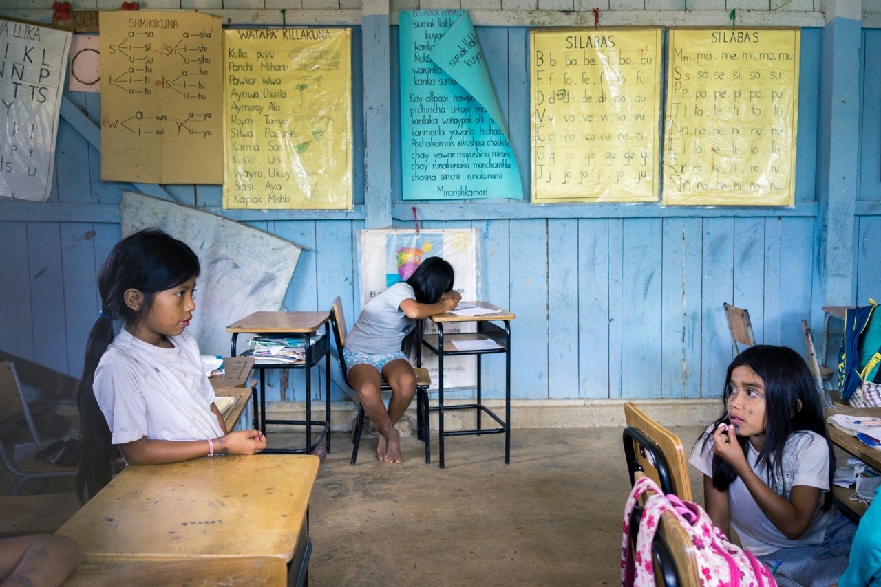 Jeunes filles discutant pendant le temps de récréation dans l’une des écoles primaires de Sarayaku - ©Misha Vallejo