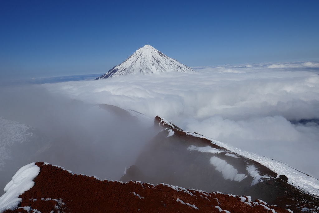 Entre deux pentes abruptes, entre deux souffles... nous admirons la couverture du nuages percée de pointes volcaniques