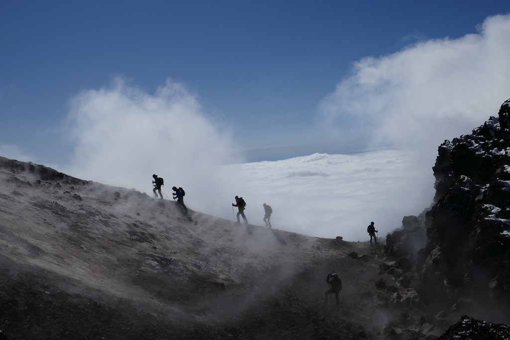 Sous la mer de nuages, la terre n'existe déjà plus. Là-haut, dans la caldeira de l'Avatcha, s'impose la sensation euphorique de marcher sur la lune.