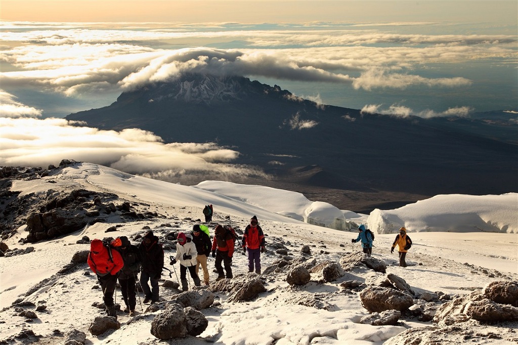 Ascension du Kilimandjaro vers 5850m avec le Mawenzi en arrière plan - ©Vincent Gaudin