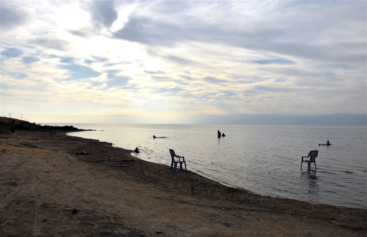 Baignade dans la mer morte, Jordanie 