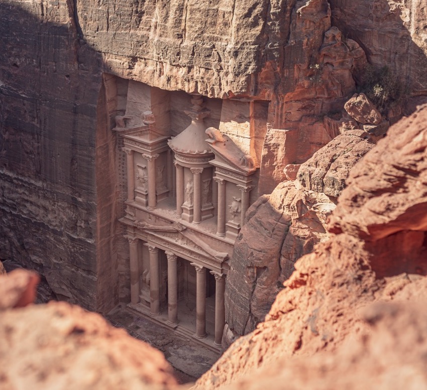 Emblème même de Pétra, Al-Khazneh serait le tombeau d’un roi ou d’un couple royal. Taillée à même la roche, sa sculpturale façade se détache du grès avec finesse - ©Wild Birds Collective