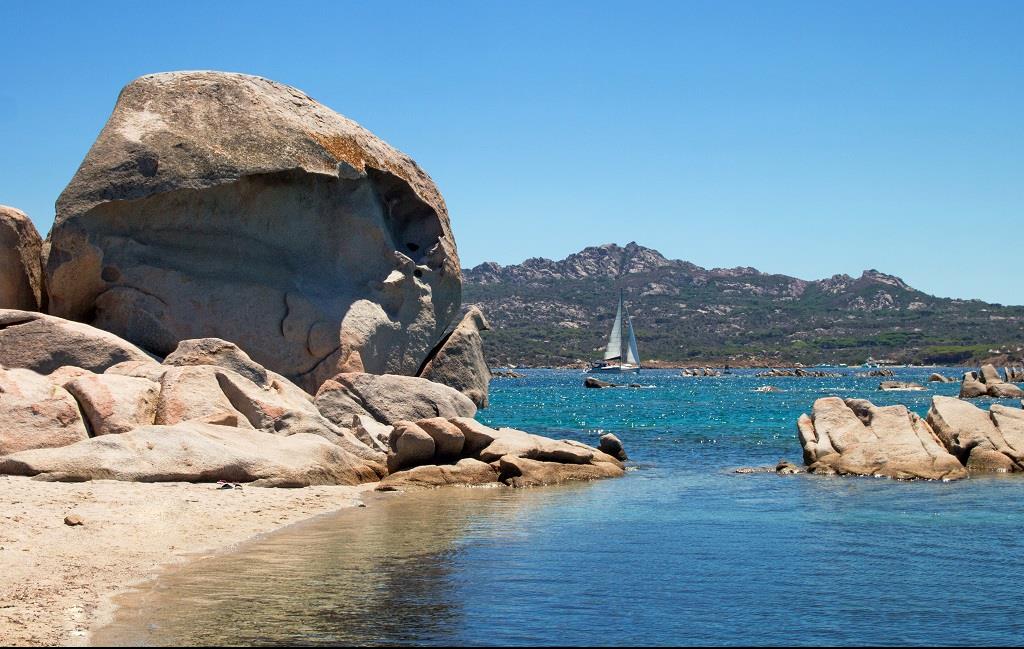 Partir en Sardaigne : sous le soleil, les pieds dans l'eau et le nez au vent