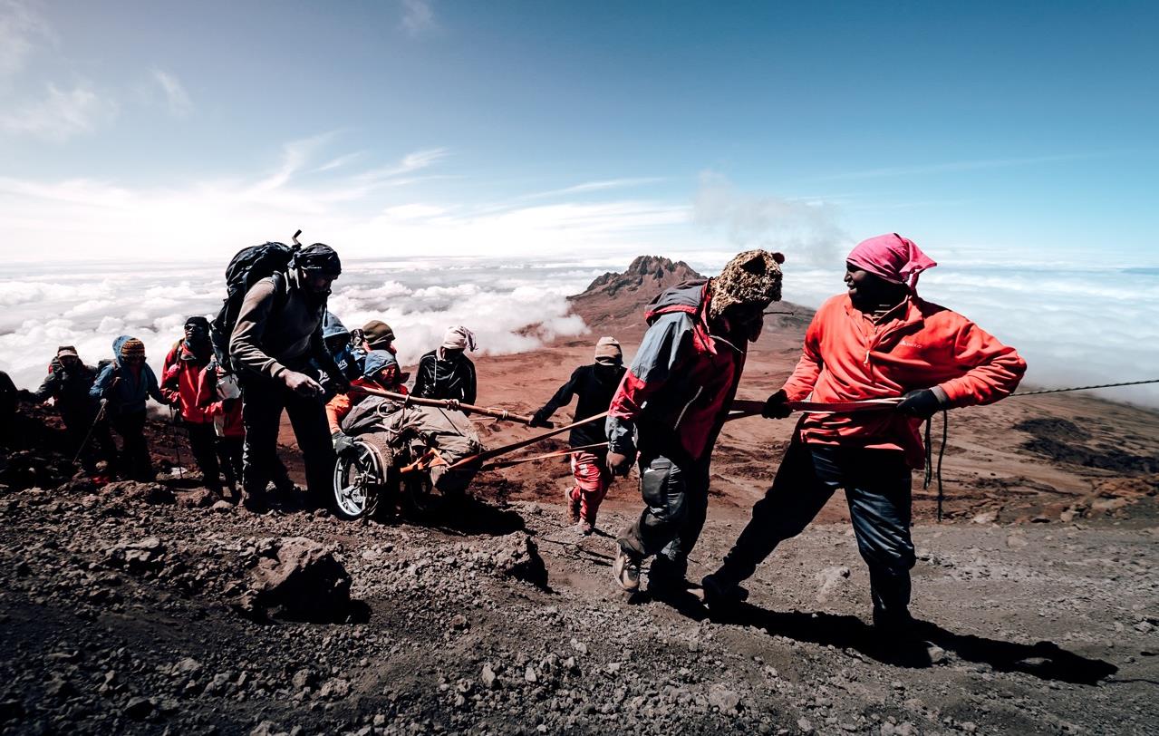 Wheeled World – À l’assaut du Kilimandjaro en fauteuil roulant