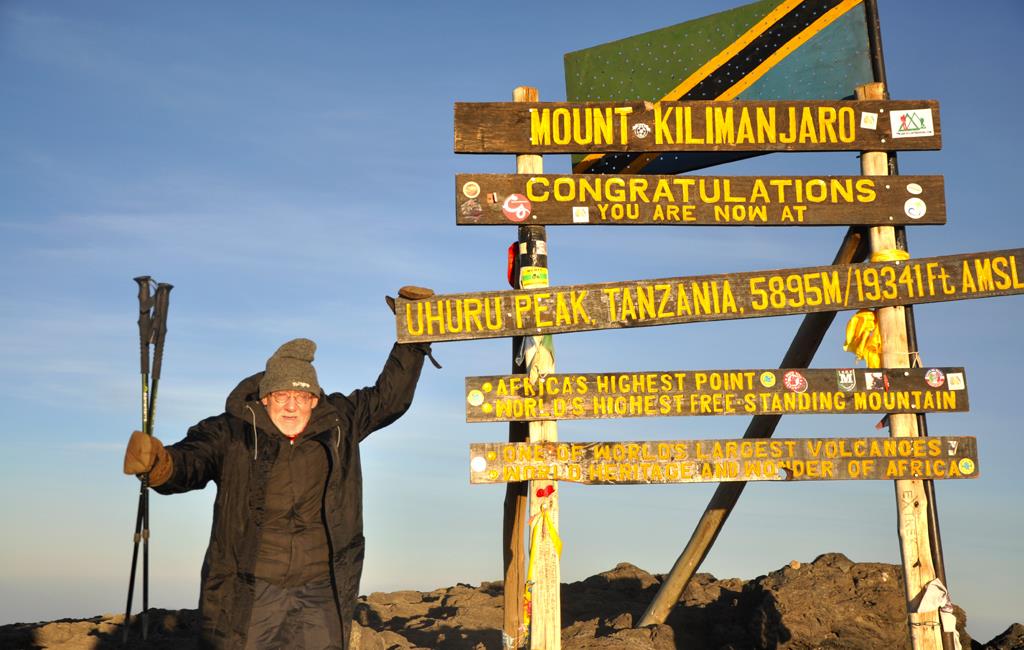 Henri, 73 ans, gravit le Kilimandjaro