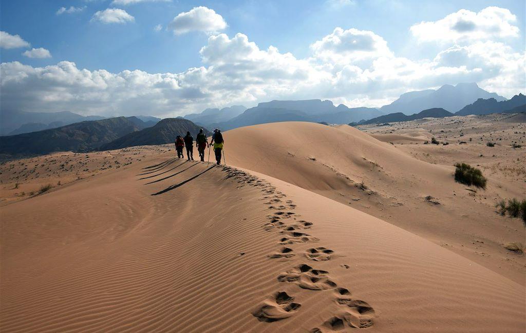 Pourquoi les Voyages en Petit Groupe (8-12 Personnes) Sont-ils Idéaux ? - © © Elodie Rabier - Dans le wadi Araba - Jordanie Pourquoi les Voyages en Petit Groupe (8-12 Personnes) Sont-ils Idéaux ?