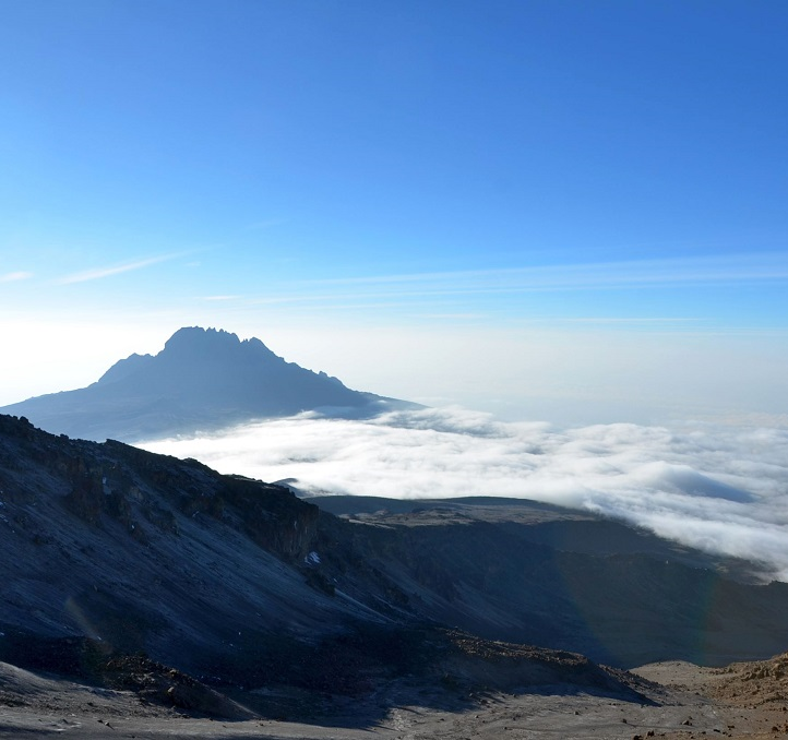 Du haut de ses 5 895 m, le Kilimandjaro n’en finit pas de nourrir les rêves des marcheurs. Des savanes tanzaniennes, il surgit majestueusement, ceinturé par une légère brume qui renforce son mystère.