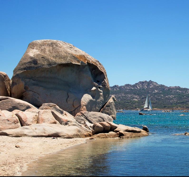 Partir en Sardaigne : sous le soleil, les pieds dans l'eau et le nez au vent