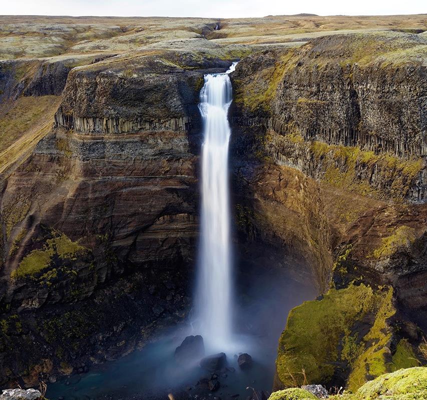 L’Islande se croque à la fois par le pourtour et par le centre. Au littoral oriental marqué par le vert et l’orange, par les fjords où se rejoignent montagnes et océan, succèdent les hautes terres, hérissées de chaînes volcaniques et peintes en rouge, en noir et en blanc.