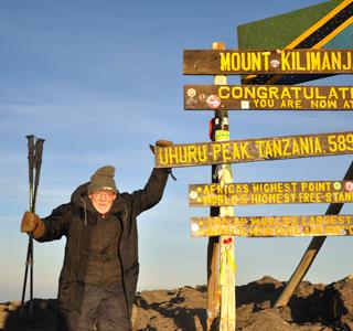 Henri, 73 ans, gravit le Kilimandjaro