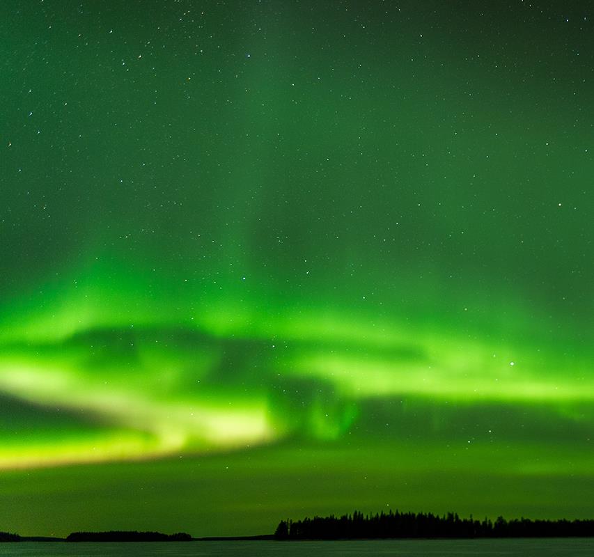 Guide Terres d’Aventure et photographe française installée depuis 25 ans près de Kuhmo en Finlande, Sabrina Logeais nous livre ses conseils pour photographier au mieux les aurores boréales.
