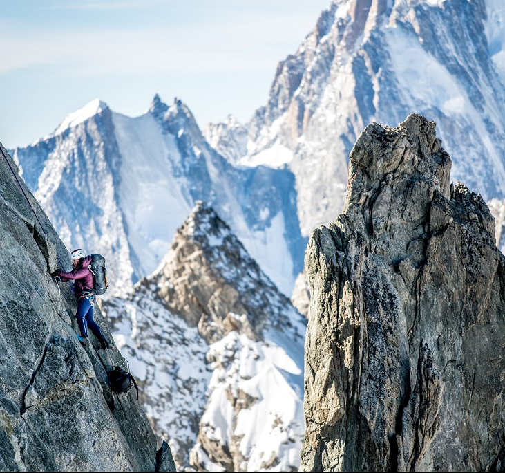Liv n'est pas une alpiniste comme les autres. En bouclant les 82 sommets de plus de 4 000 mètres des Alpes, elle est devenue la première Française à réaliser ce que peu réussissent. En savourant à de multiples reprises la naissance d'un nouveau jour en altitude.