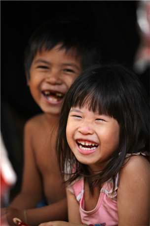 Sourires d'enfants dans le village de Koh Phdau - Cambodge ©  D. S